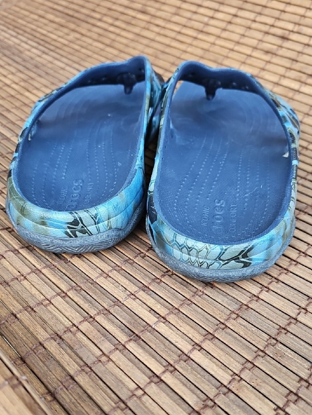 CROCS Men's Blue Patterned Flip-Flops Sandal Breathable Aqua Accents AJ - Picture 7 of 11